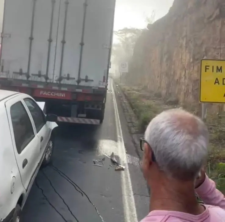 Vídeo: neblina e caminhão quebrado sem sinalização provocam acidente na manhã desta segunda-feira na BR-259, em Colatina.