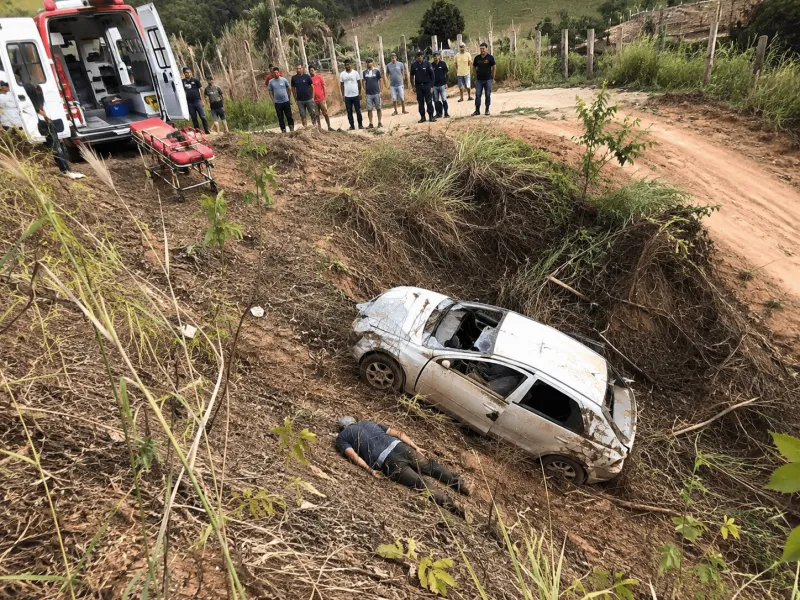 Motorista é arremessado para fora do carro após capotamento em ribanceira em São Domingos do Norte