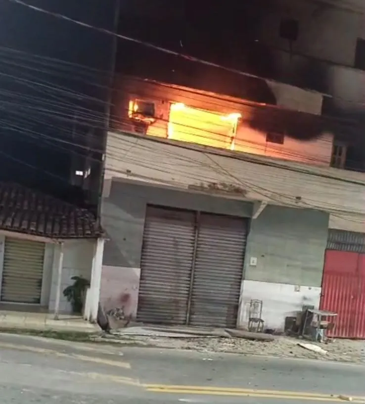 Vídeo: chamas consomem quarto de apartamento e bombeiros evitam tragédia em Colatina