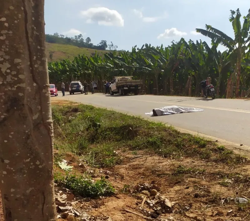 Mulher morre em grave acidente entre moto e caminhonete na estrada entre Itaguaçu e Palmeiras
