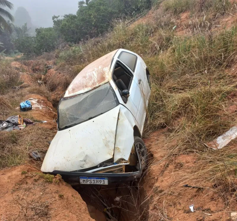 Horas após ser furtado, carro é localizado completamente destruído dentro de valeta em Marilândia