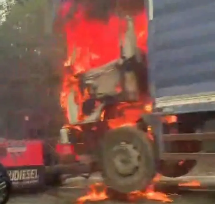 Vídeo: carreta engatada a caminhão-guincho pega fogo na BR-259 e assusta motoristas em Colatina