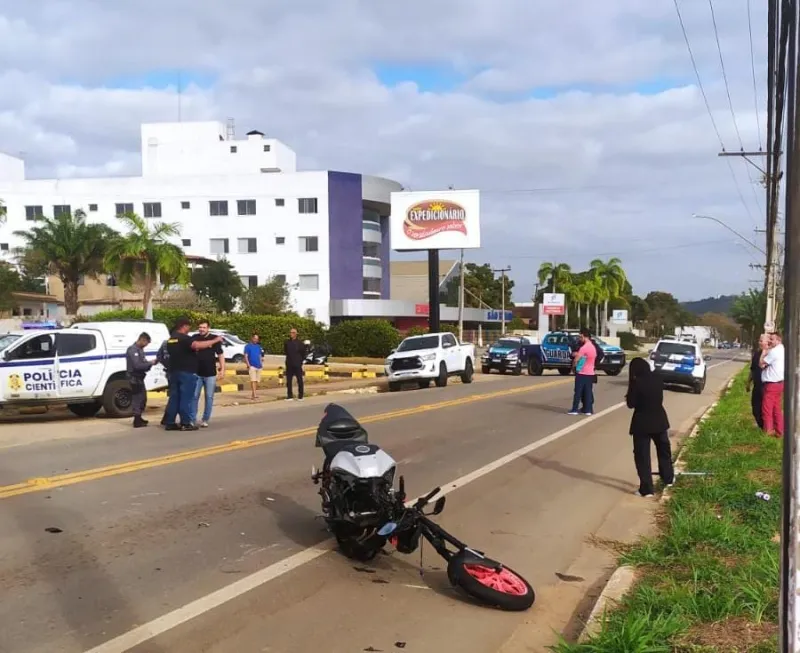 Motociclista morre em acidente com caminhão no bairro IBC, na manhã desta sexta-feira (17), em Colatina
