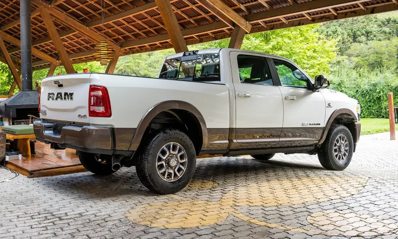 Hilux furtada é encontrada abandonada em bairro de Colatina