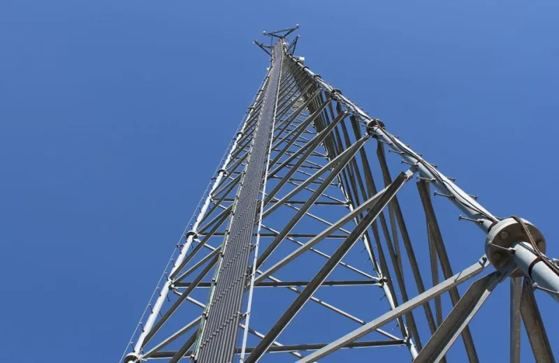 Criminosos furtam estruturas metálicas de torre de telefonia, em Colatina