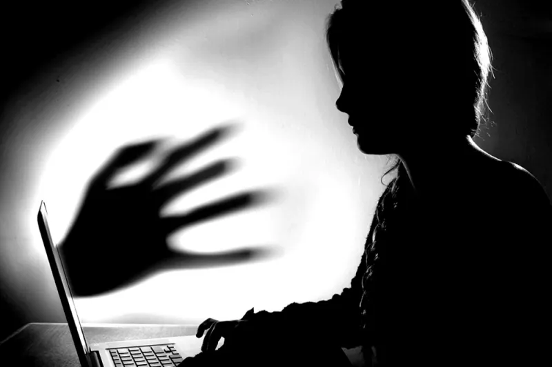 Homem conhece mulher pela internet, envia dinheiro e passa a ser ameaçado após tentar encerrar contato