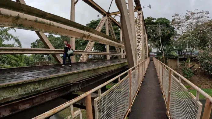 Colatina: passarela da Ponte de Ferro é novamente interditada por risco na estrutura