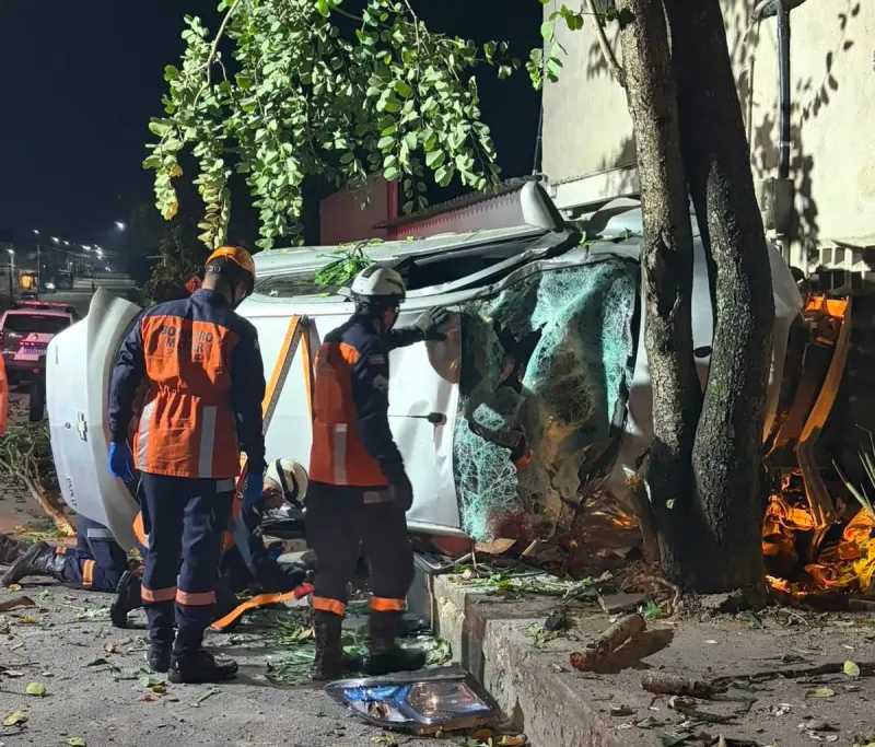 Motorista foge da polícia em alta velocidade, provoca série de acidentes e só para após bater em poste, árvore e casa em Linhares