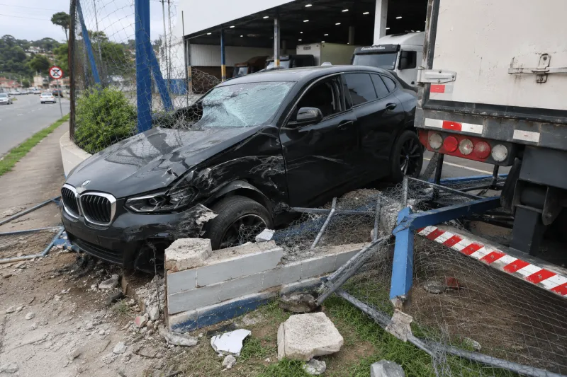 BMW perde controle, rompe cerca e invade estacionamento de frigorífico em Colatina