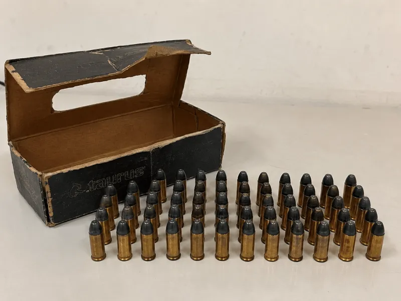 Casa abandonada é encontrada com 50 munições calibre .38, em Colatina