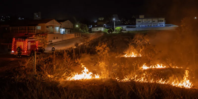 Chamas avançam sobre vegetação perto de casas e escola em São Domingos do Norte