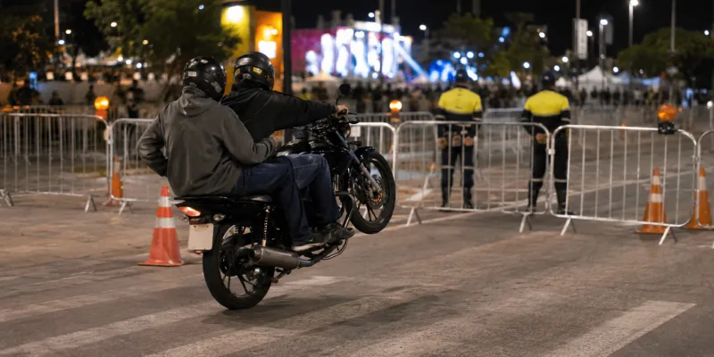 Motociclista sem habilitação rompe bloqueio durante o Viva Colatina