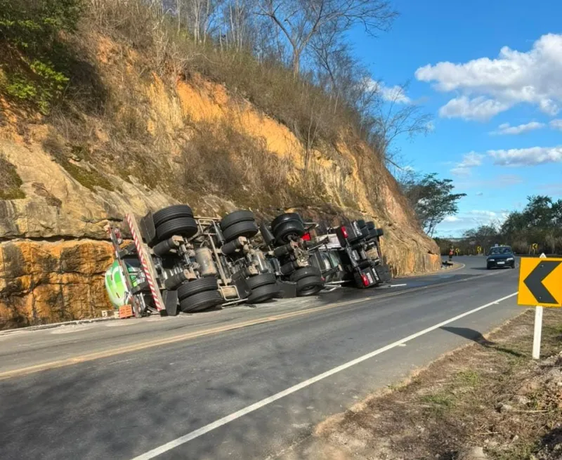 Vídeo: caminhão tanque com produto tóxico tomba na ES-248 entre Colatina e Linhares, deixa motorista queimado e ameaça córrego
