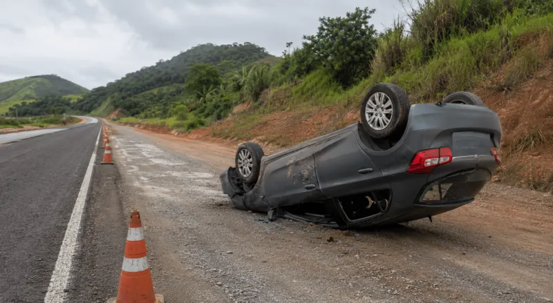 Carro é encontrado capotado e abandonado na ES-341, em Pancas