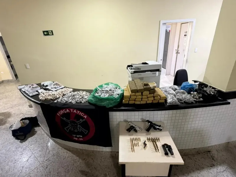 Jovem de 20 anos é preso com 25 kg de maconha, armas e R$ 6 mil em Linhares