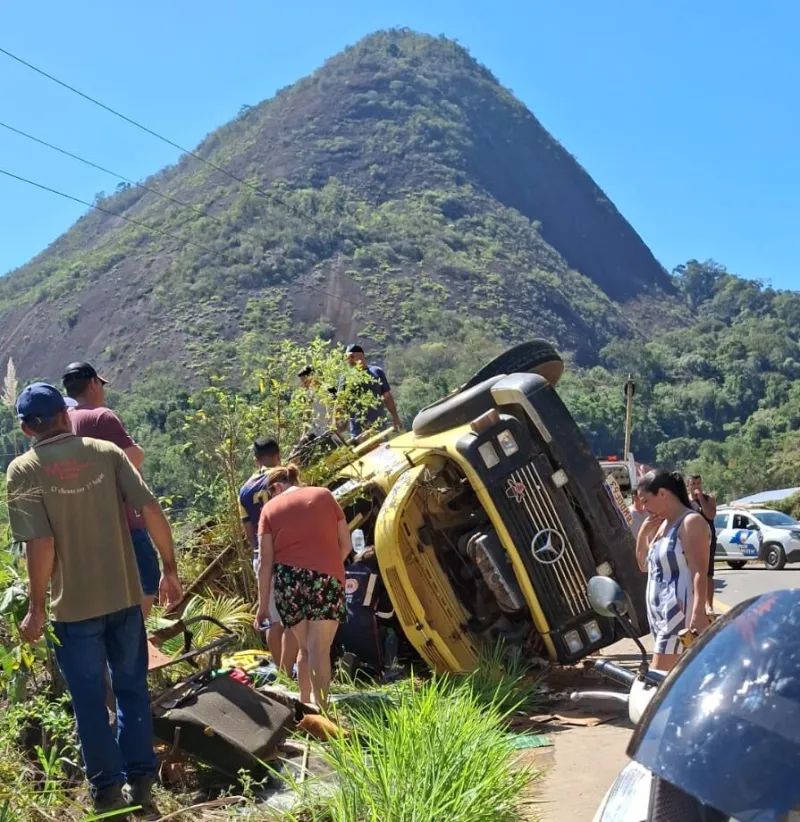 Caminhão com 12 cavalos tomba em Pancas; duas pessoas ficam feridas e um animal morre
