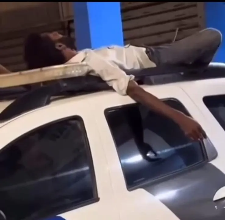 Cena inacreditável: homem é flagrado dormindo em cima de viatura da Polícia Militar no ES