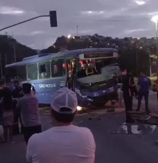 Carreta bate em ônibus com passageiros na BR-259 e deixa vários feridos em Colatina