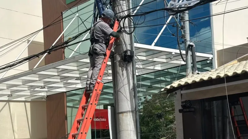 250 quilos de fios sem uso são retirados de postes no Centro de Colatina