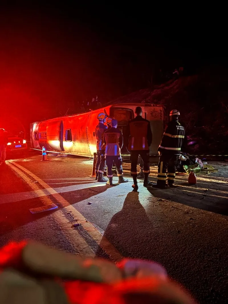 Três mortos em tombamento de ônibus na BR-262 são identificados; 45 pessoas ficaram feridas