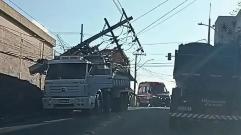 Caminhão bate em poste, derruba estrutura e deixa moradores sem energia em Linhares