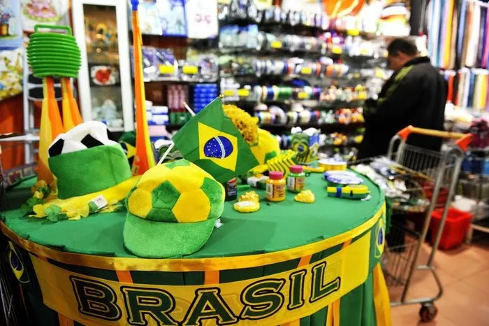 Eleições 2026: bandeiras e camisas do Brasil ganham espaço no comércio de Linhares às vésperas do segundo turno
