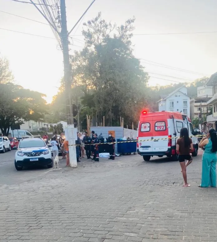 Homem é chamado por motociclista e assassinado a tiros próximo à Prefeitura de Santa Teresa