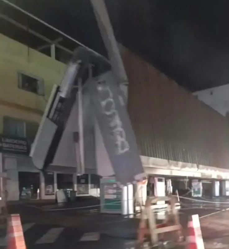 Temporal causa destruição em Nova Venécia, arranca telhados, derruba estruturas e deixa ruas alagadas