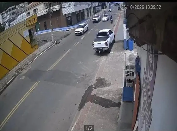 Vídeo mostra motociclista sendo atingido por carro e batendo violentamente contra vidro traseiro de veículo em Colatina