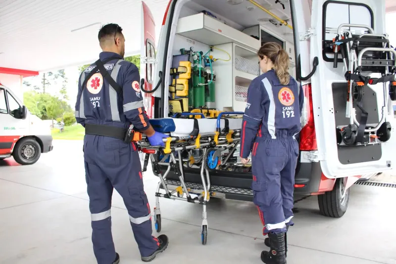 Mulher fica ferida em forte colisão entre dois veículos em Baixo Guandu e é levada para hospital de Colatina