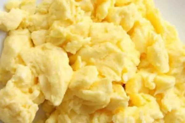 Segredo dos hotéis para fazer ovos mexidos cremosos está em um ingrediente simples