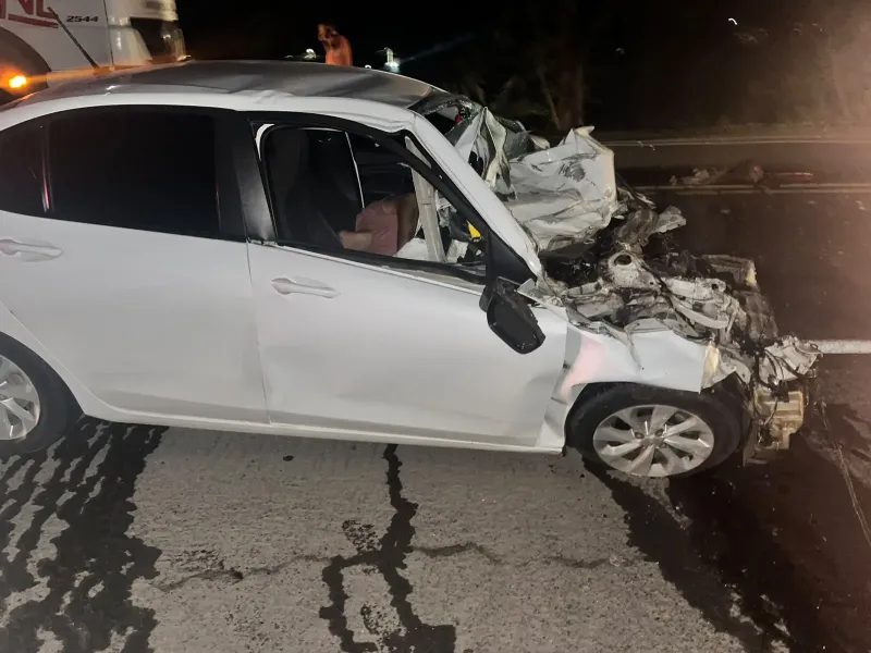 Homem morre em grave acidente entre carro e carreta na BR-101, em Aracruz