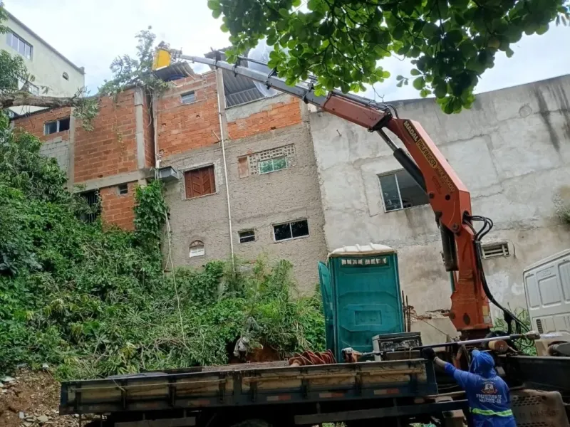 Temporal provoca destelhamentos, derruba árvores e deixa moradores desalojados em Aracruz